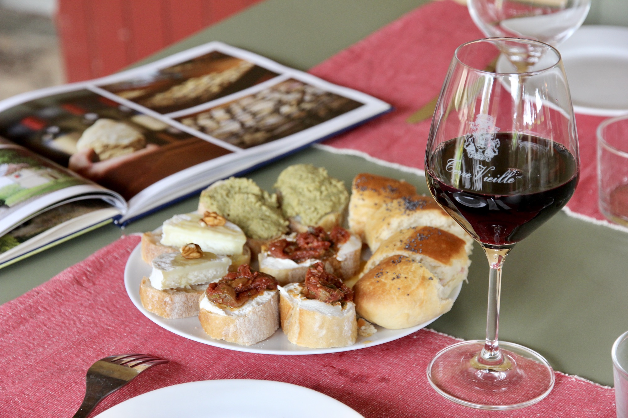 Assiette de tapas variés avec un verre de vin, mettant en valeur la gastronomie locale du Périgord.